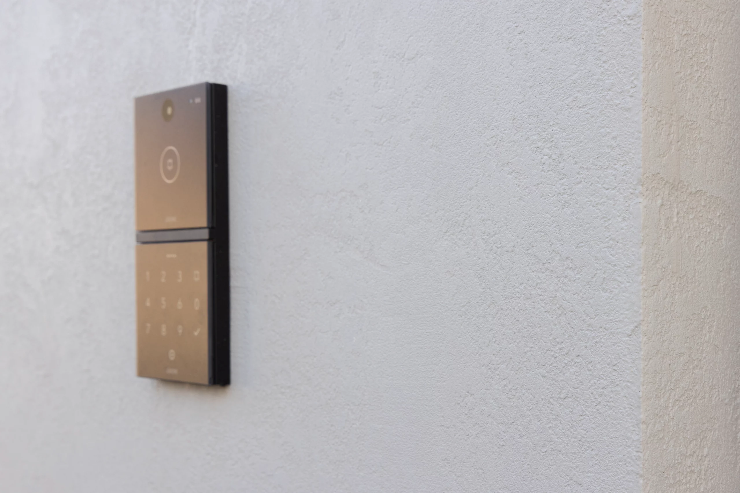 Rijwoning Desselgem gevelisolatie detailshot met bel